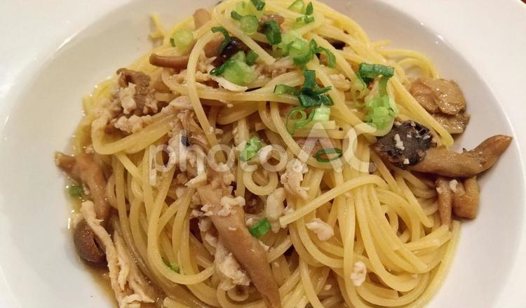 蒸し鶏とキノコの和風パスタ 蒸し鶏とキノコの和風パスタ,和風パスタ,パスタの写真素材