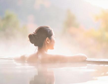 温泉に浸かる女性 温泉に浸かる女性の写真