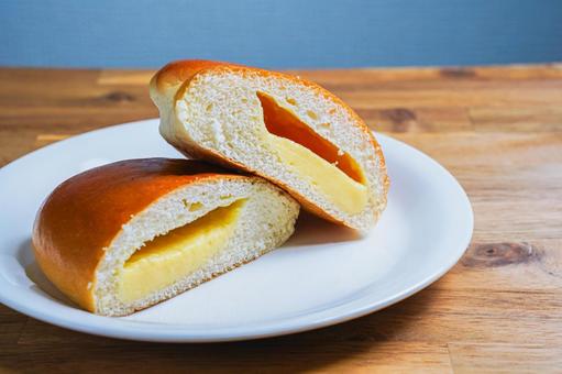 クリームパン クリームパン,スイーツ,菓子パンの写真素材