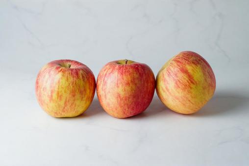 3つ並んだりんご りんご,林檎,フルーツの写真素材