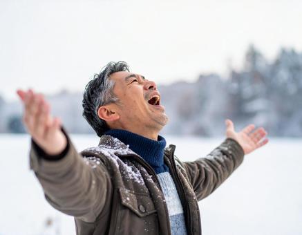 雪の日に喜ぶ中年男性 雪の日に喜ぶ中年男性の写真