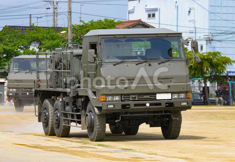 散水する陸上自衛隊の除染車 自衛隊,陸上自衛隊,ミリタリーの写真素材