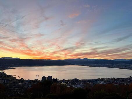 夕暮れに染まる諏訪湖 諏訪湖,立石公園,夕焼けの写真素材