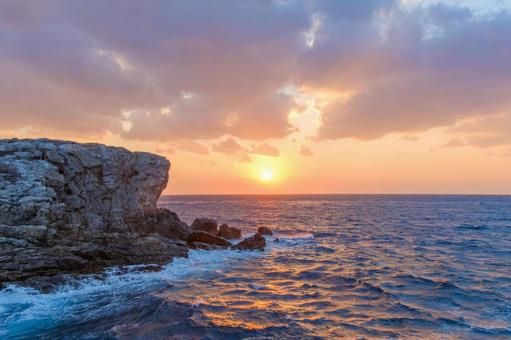 夕日に染まる白崎海岸の絶景 夕日に染まる白崎海岸の絶景の写真