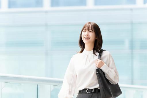 オフィス街を歩く女性・ビジネスウーマン オフィス街を歩く女性・ビジネスウーマンの写真