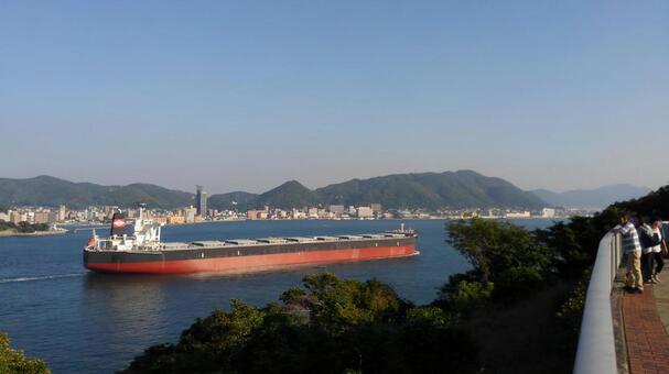 関門海峡を通過します。 関門海峡を通過します。の写真