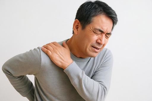 肩の痛みに苦しむ中年男性 肩の痛みに苦しむ中年男性の写真