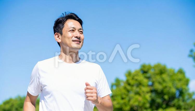 公園で運動・ウォーキングする日本人男性 ウオーキング,エクササイズ,ポートレートの写真素材