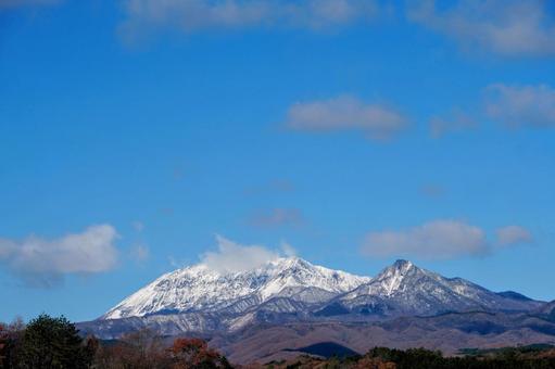 冠雪した中国地方最高峰「大山」 冠雪した中国地方最高峰「大山」の写真