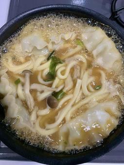 マンドゥ餃子を入れた熱々味噌煮込みうどん マンドゥ餃子を入れた熱々味噌煮込みうどんの写真