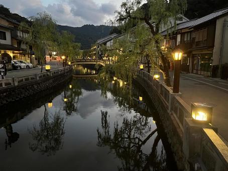 温泉街の風景(城崎温泉) 温泉街の風景(城崎温泉) 城崎温泉,温泉街,柳の写真素材