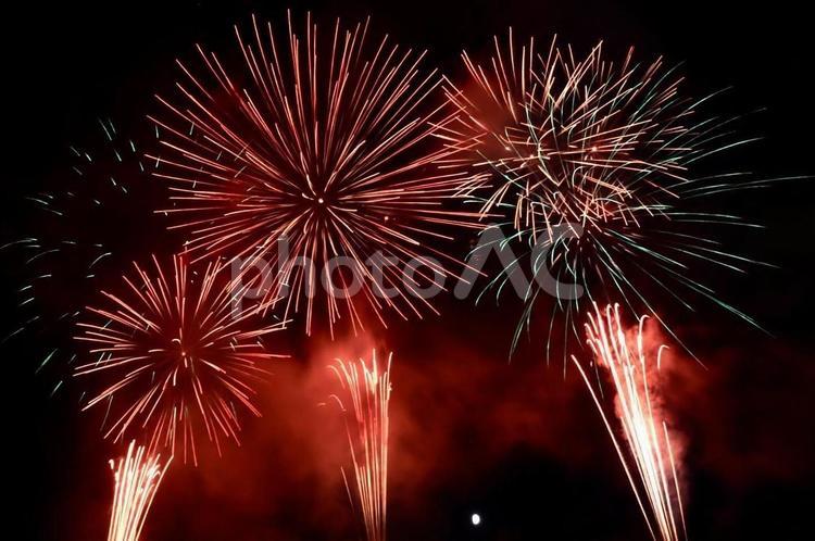 夜に上がる3発の打ち上げ花火 打ち上げ花火,夏,夜の写真素材