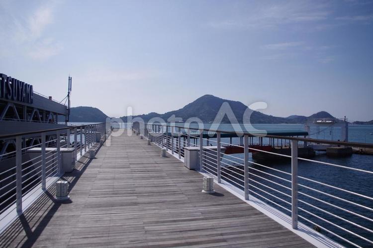 松山　フェリーターミナルの桟橋と海 松山,フェリーターミナル,桟橋の写真素材