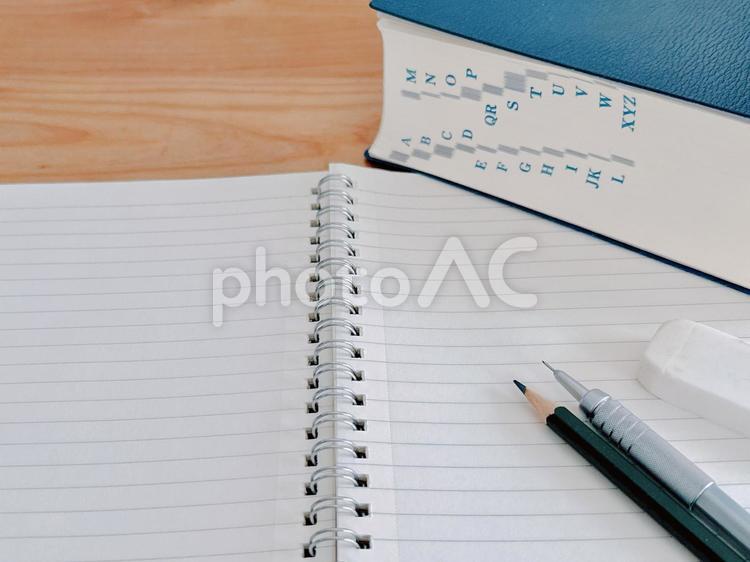 教育　ノートと英和辞典　テスト勉強 教育,勉強,学習の写真素材