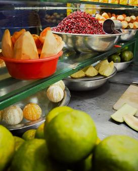 ジューススタンドのフルーツ　ネパール 果実,トロピカル,フルーツの写真素材