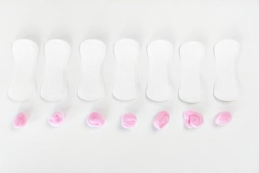 並んだ生理用ナプキンとコットン 生理,月経,生理用品の写真素材