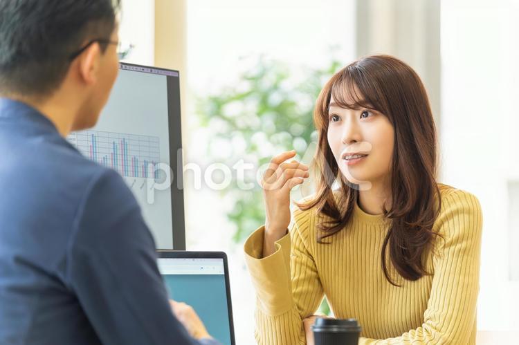 打ち合わせをする男女のビジネスマン 男性,女性,ビジネスの写真素材