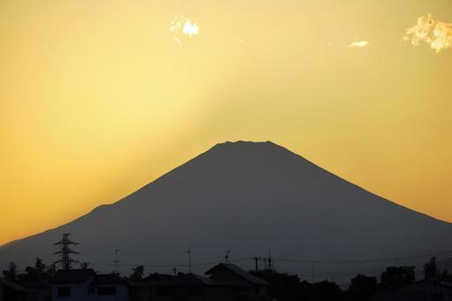 夕日に染まる富士山のシルエット 夕日に染まる富士山のシルエットの写真