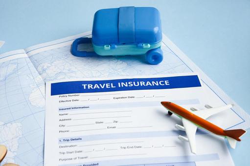 旅行の保険モチーフ　飛行機、トランクの写真
