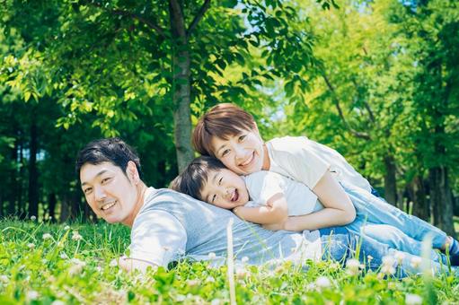 Family lying on top of each other in the green space, JPG Family lying on top of each other in the green space, 保育, 亲子协调, 养孩子, JPG