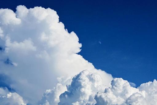 夏の青空と雲、雲間に見える月 夏の青空と雲、雲間に見える月の写真