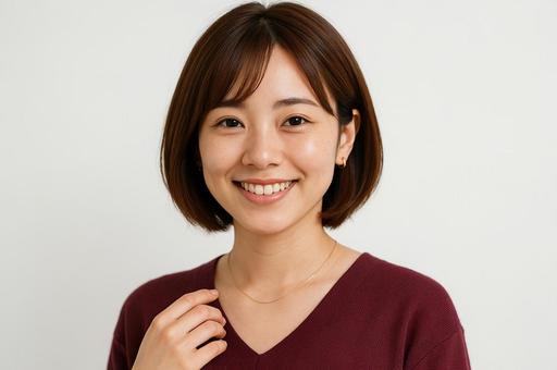 笑顔で正面を見る女性 笑顔で正面を見る女性の写真