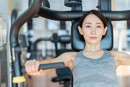 ジムでトレーニングするミドルの女性 ジム,トレーニング,筋トレの写真素材