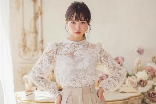 花柄レースのブラウスを着た女性 花柄レースのブラウスを着た女性の写真