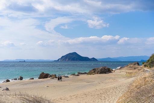 春の渥美半島の海岸から見える島 春の渥美半島の海岸から見える島 海岸,海,浜辺の写真素材