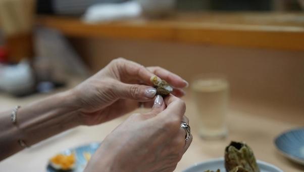 居酒屋で食事をする女性 居酒屋で食事をする女性 食事,女性,手の写真素材