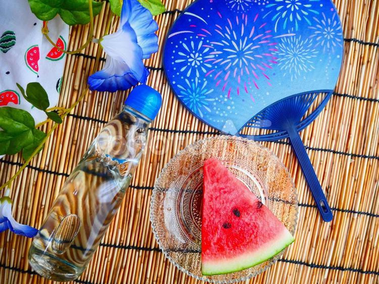 夏のイメージ.5 夏,うちわ,ラムネの写真素材