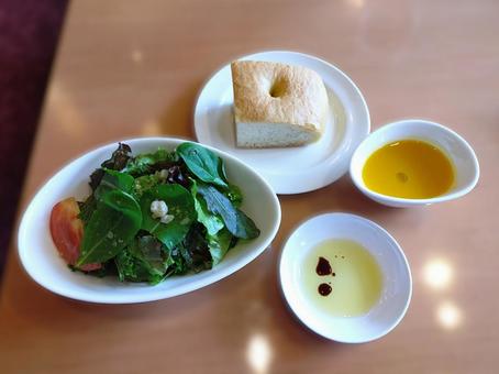 スープ、サラダ、パン スープ、サラダ、パン ランチセット,サラダ,スープの写真素材
