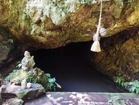 深き窟の水で清める 深き窟の水で清めるの写真