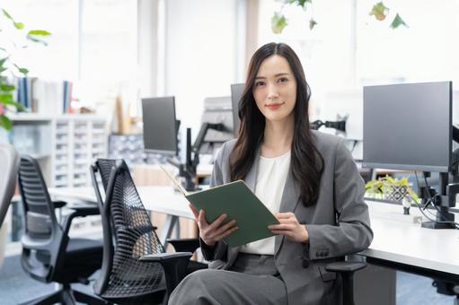 オフィスで仕事をする若いビジネスウーマン ビジネス,女性,オフィスの写真素材