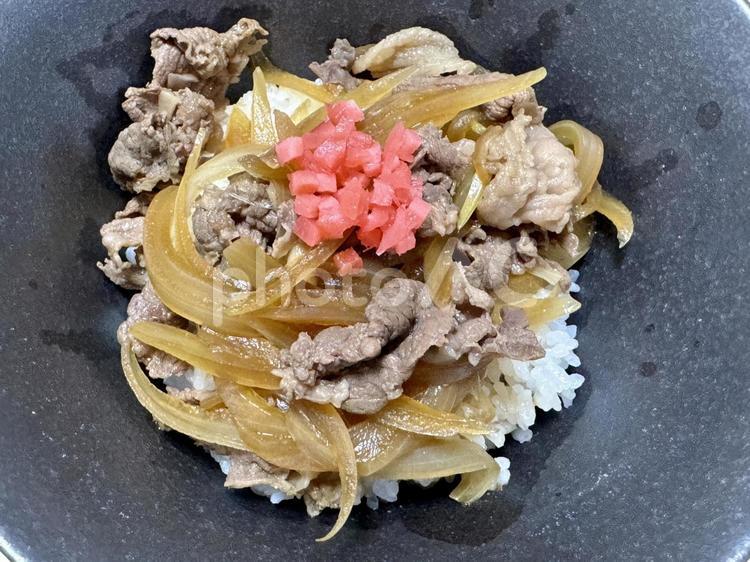 丼物のイメージ　牛丼 牛丼,玉ねぎ,紅生姜の写真素材