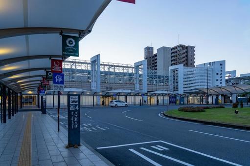 早朝の宮崎駅西口 早朝の宮崎駅西口 駅,駅舎,青空の写真素材