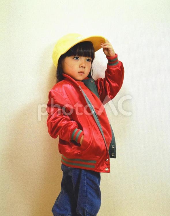 赤ジャンパーと黄色帽子でポーズとる女の子 子供,女児,かわいいの写真素材