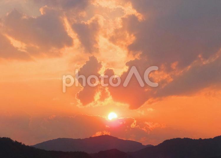 夕暮れ時のオレンジ色の空 夕焼け,黄昏,サンセットの写真素材