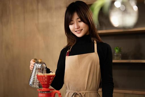 コーヒーを淹れる女性・カフェ店員 コーヒーを淹れる女性・カフェ店員 女性,カフェ,店員の写真素材