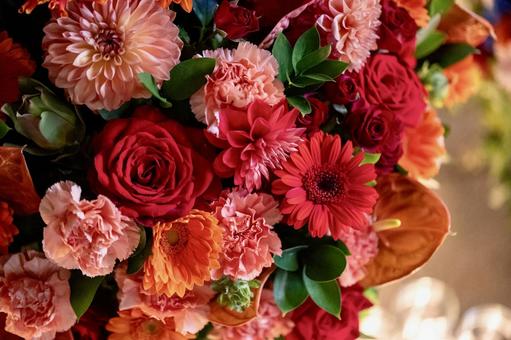 夜に輝く花とキャンドルの幻想的な雰囲気 キャンドル,花,ライトアップの写真素材