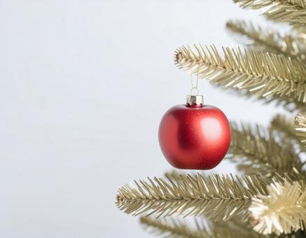 金色のクリスマスツリーと赤い飾り 金色のクリスマスツリーと赤い飾りの写真