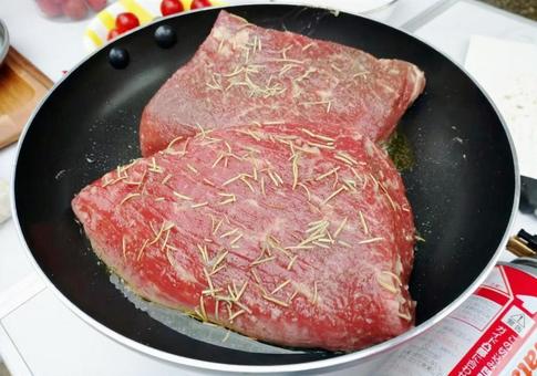 キャンプ飯のステーキ キャンプ飯のステーキの写真