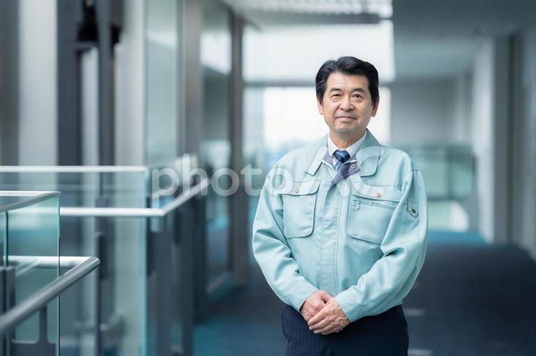 ビルメンテナンスする男性のエンジニア エンジニア,男性,ビルメンテナンスの写真素材