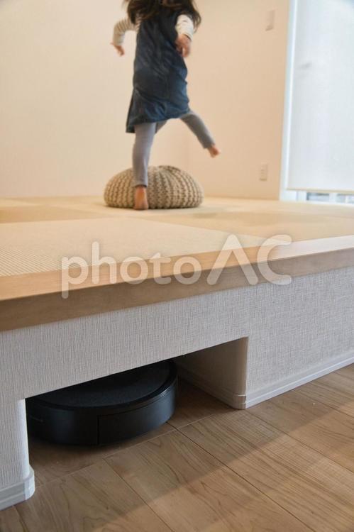 小上がり畳スペースで遊ぶこども 小上がり畳,こども,遊び場の写真素材