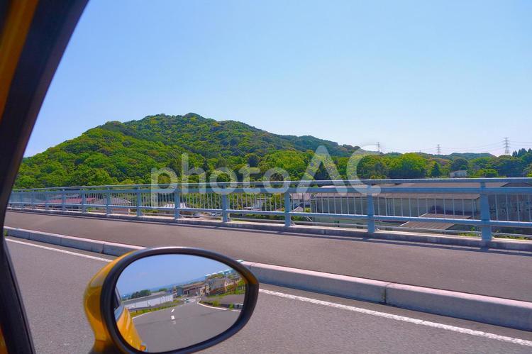 自然豊かなロードをドライブ 車,車窓,風景の写真素材