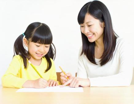 勉強をしている 児童と女性 4 勉強をしている 児童と女性 4の写真