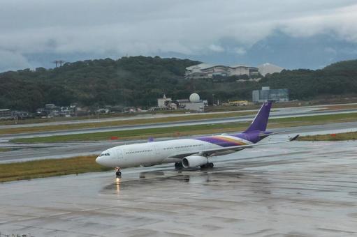 雨の福岡空港の風景 飛行機,航空機,旅客機の写真素材
