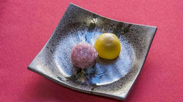 黒皿に盛られた餅菓子 和菓子,菓子,スイーツの写真素材