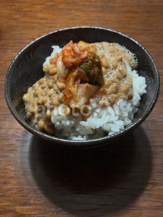 あきたこまち七分突きにキムチ納豆の茶碗飯 茶碗飯,あきたこまち,七分突きの写真素材