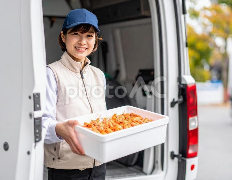 冷蔵トラックに魚介類を積みこむドライバー ドライバー,冷蔵トラック,冷凍トラックの写真素材